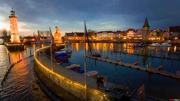 Lindauer Hafen bei Abenddämmerung