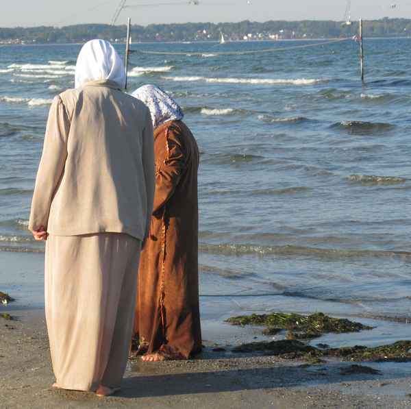 Touristen aus Saudi-Arabien geniessen das Wasser