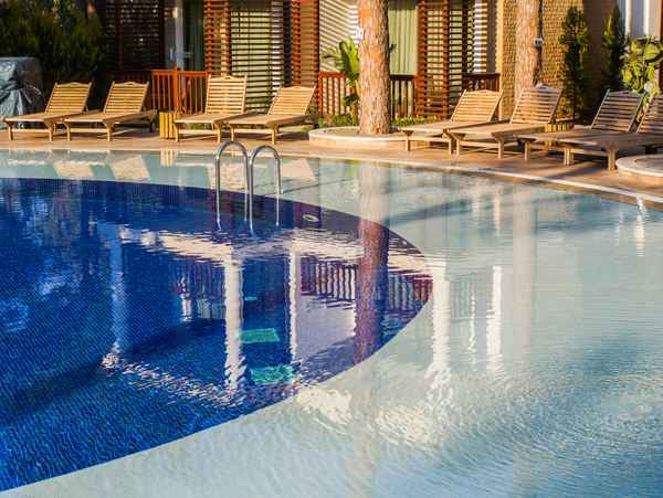 Liegeplätze am Pool