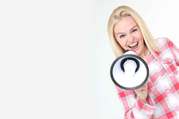 Frau mit Megaphon