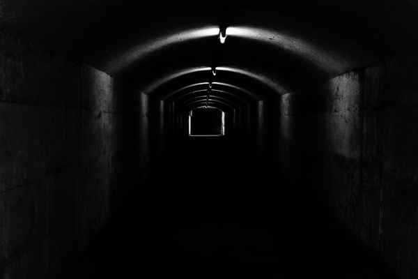 langer dunkler Tunnel