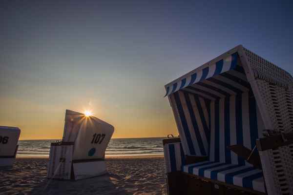 Strandkorb und Sonne im Gegenlicht