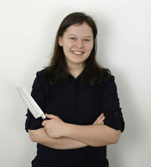 Köchin, Jungköchin mit Messer