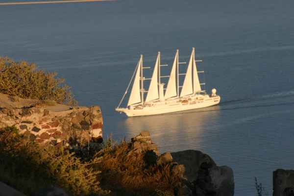 Segler vor Santorini