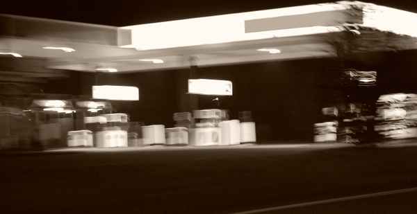 Nachtleben an der Tankstelle