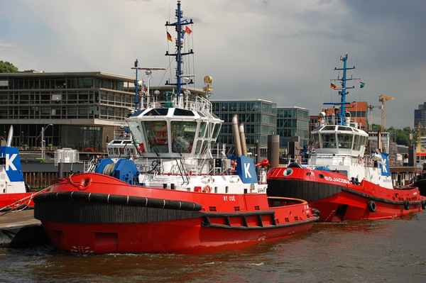  zwei rote Schlepper