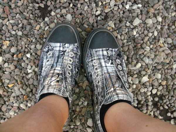 Füße in karierten Turnschuhen