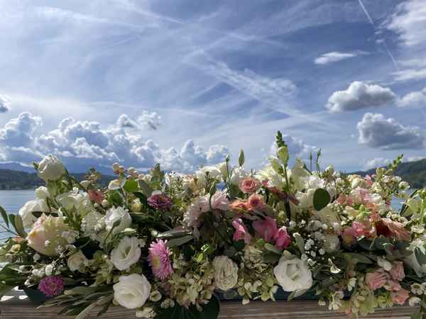 Ein Blick durch Blumen in den Wörthersee