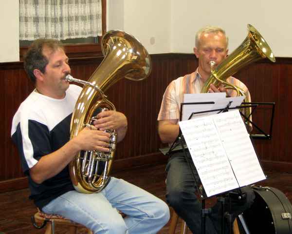 Stefan (l.) und Klaus an Tenorhorn und Bariton