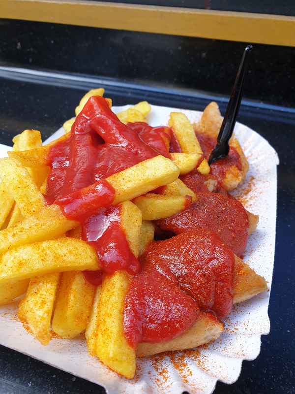 Pommes und Currywurst
