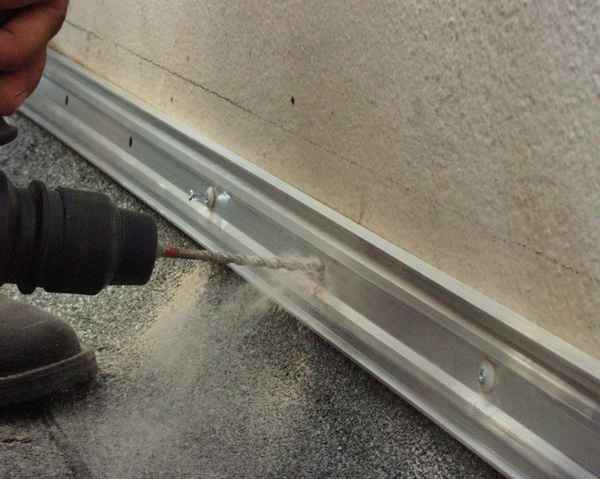 Bohrvorgang beim Schienenverlegen Flachdach