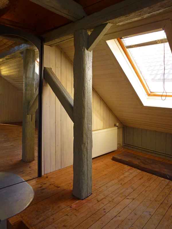 Altbau mit Dachfenster