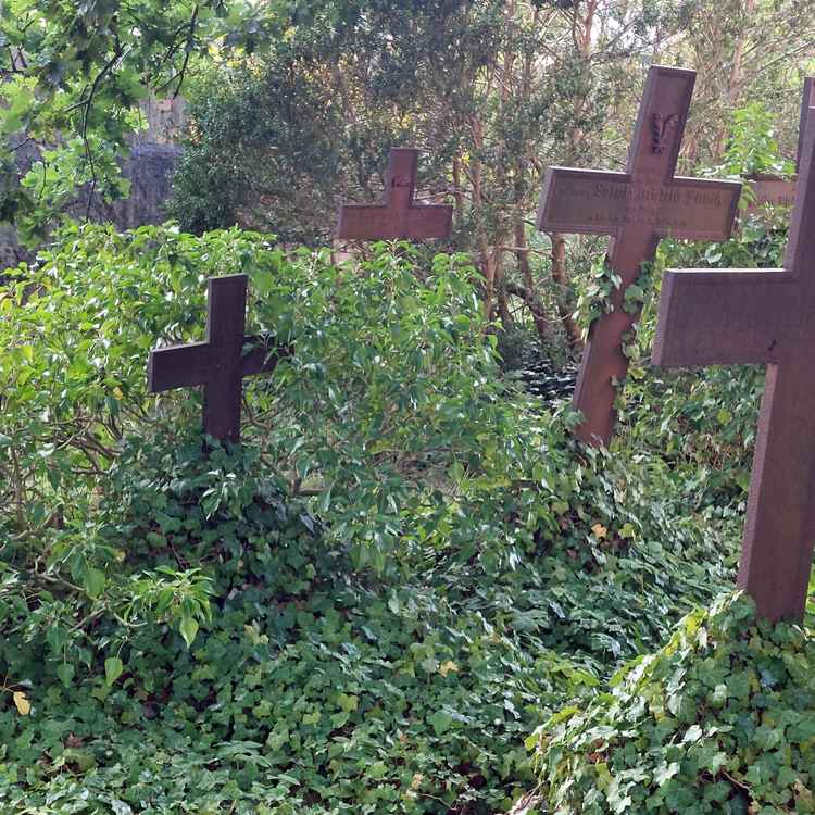 verwitterte gusseiserne Kreuze auf Friedhof