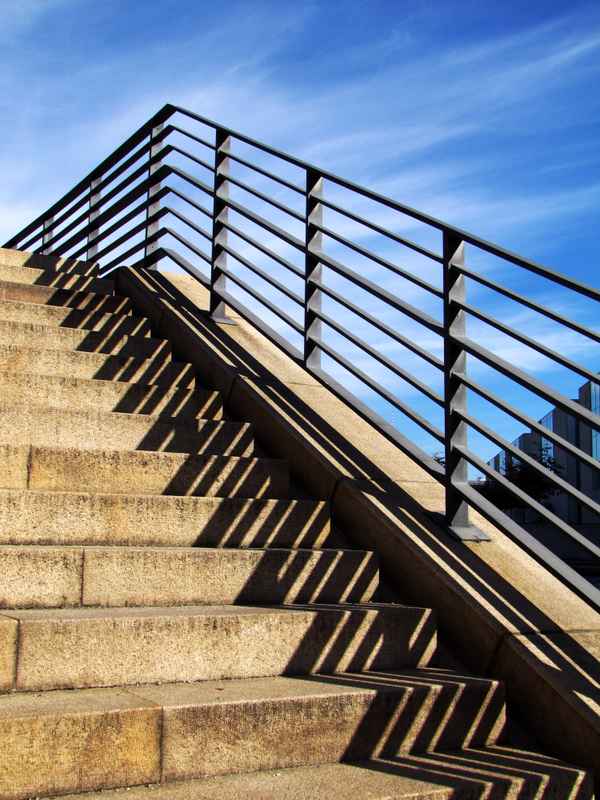 Treppe mit Gitterschatten
