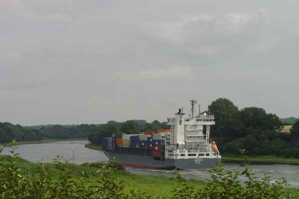 Durch den Kanal