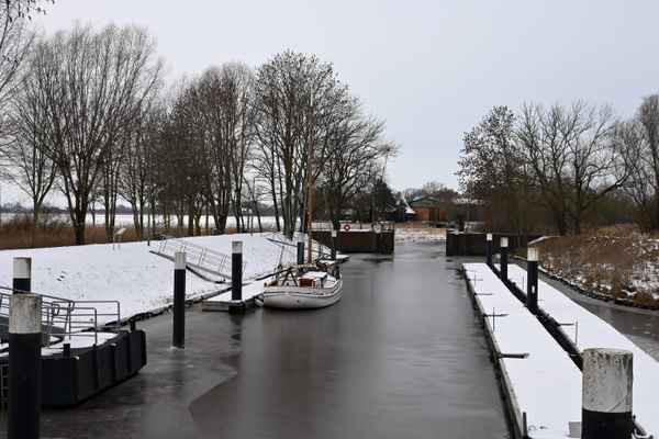 Schiff steckt im Eis fest