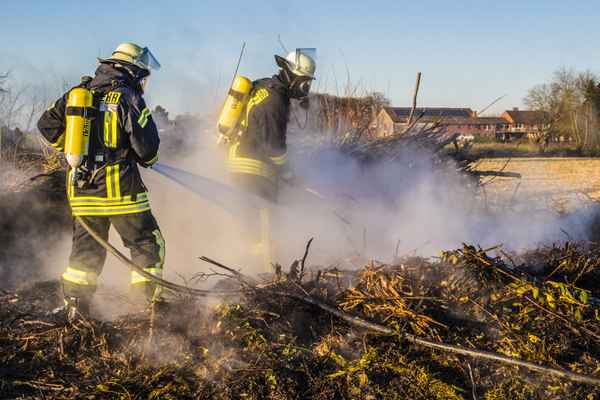 Kleiner Feldbrand wird abgelöscht