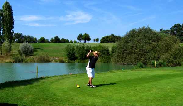 Golf Herren-Abschlag übers Wasser