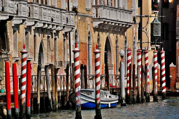 Venedig Bunte Pfähle