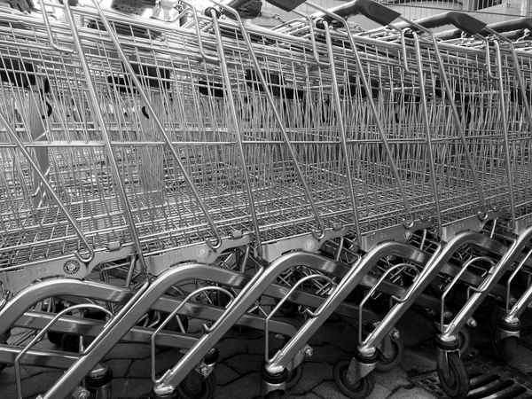 Stillgelegte Einkaufswagen