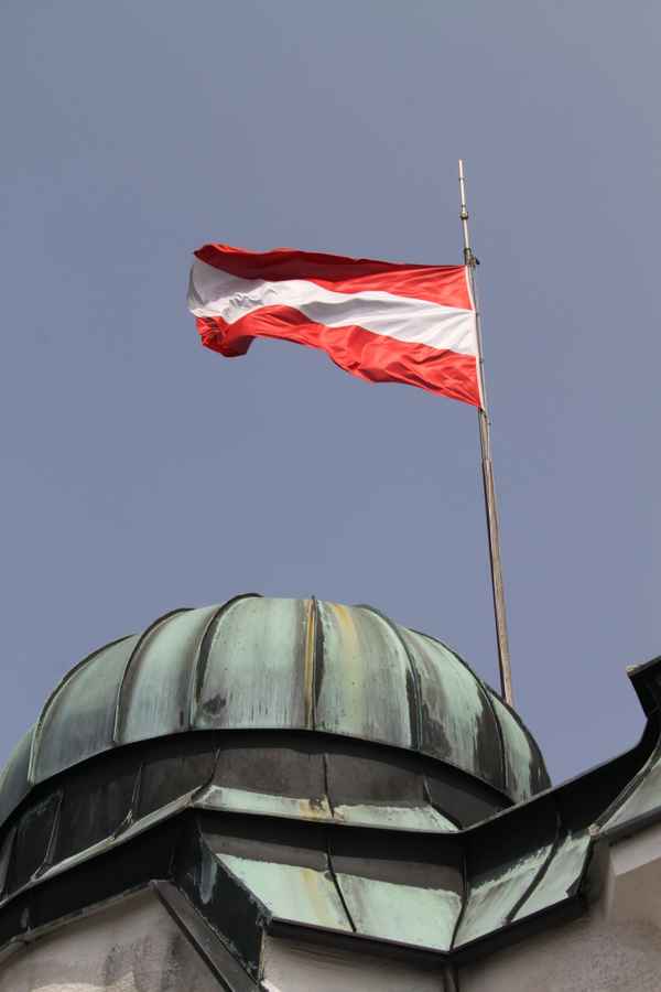 Österreichfahne auf dem Dach der Sternwarte Kremsmünster_2