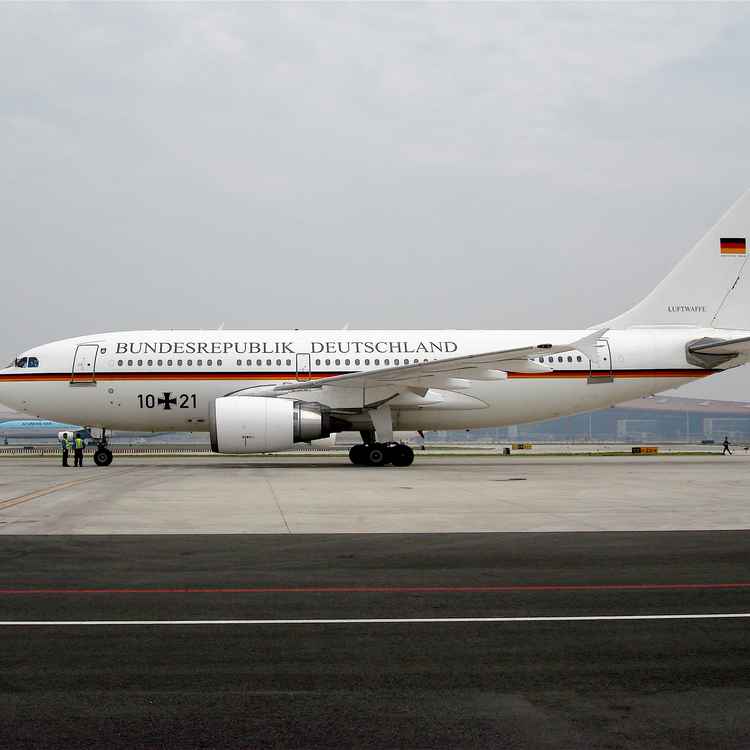 Luftwaffenairbus (Kanzlermaschine) auf dem Flughafen Peking