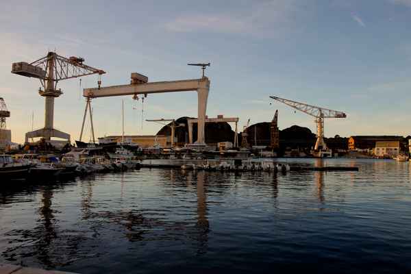 Spiegelung an der Werft