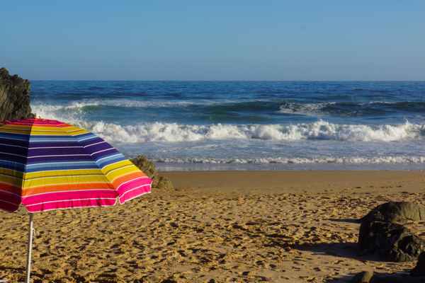 Strand mit Sonnenschirm