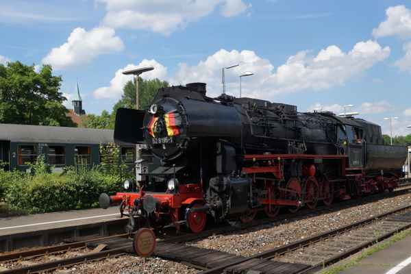 Schornstein trifft Kirchturm