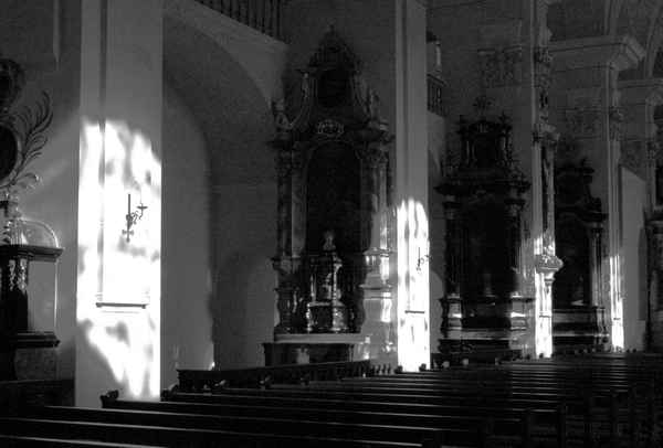 kirche zwischen schatten und licht....