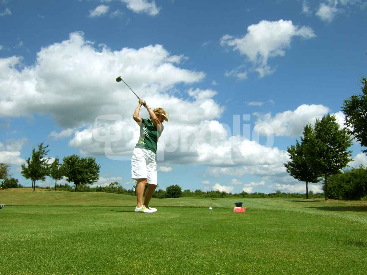 Golferin beim Abschlag