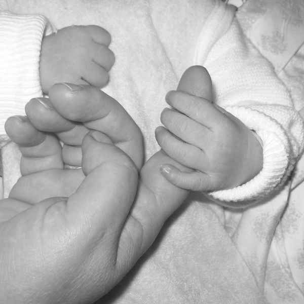 Sie hält meinen Finger