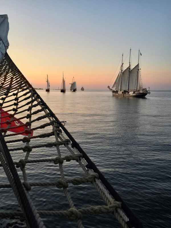 Alte Segelschiffe im Abendrot
