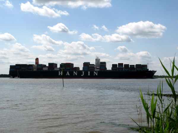 Schiff auf der Elbe