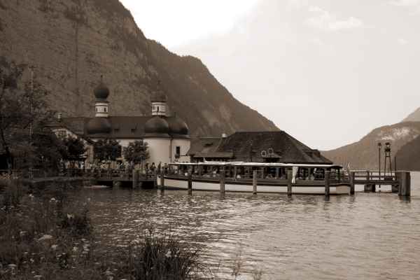 Schiffsverkehr an St. Bartolomä