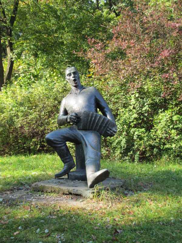 Fröhlicher Musikant im Park