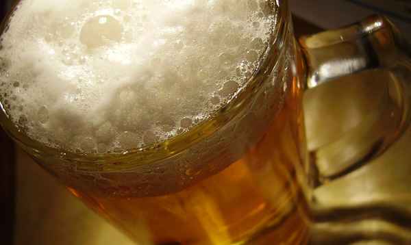 Pilsbier schäumt