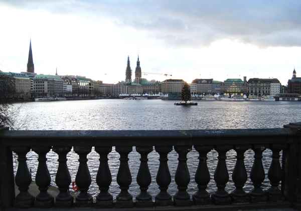 Hamburg Skyline mit Lombardsbrücke