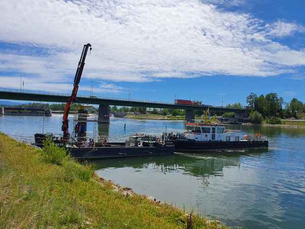 Arbeitsschiff auf dem Rhein