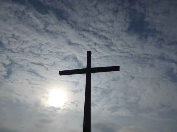 Durchkreuzter Himmel