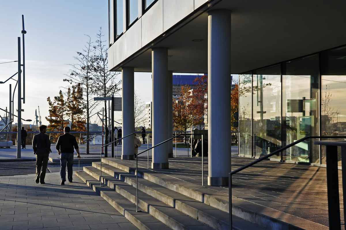Herbstsonne am Grasbrookhafen