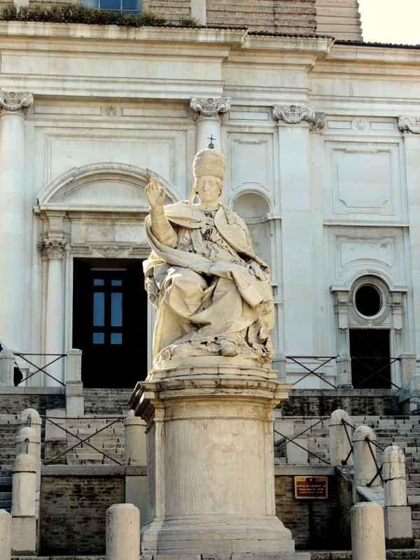 Statue von Papst Clemens XII, 1738