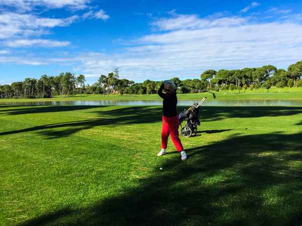 Golf-Seniorin beim Abschlag