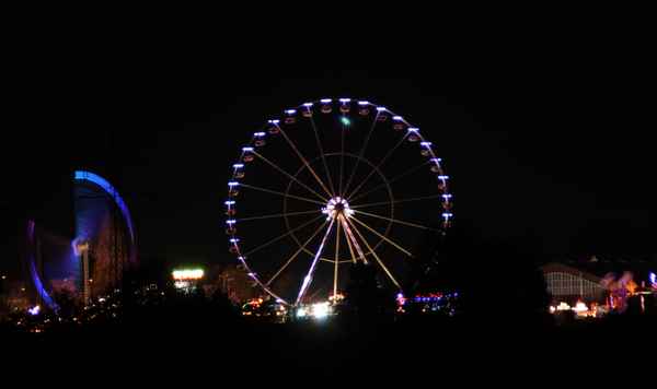 Ein Riesenrad am Abend