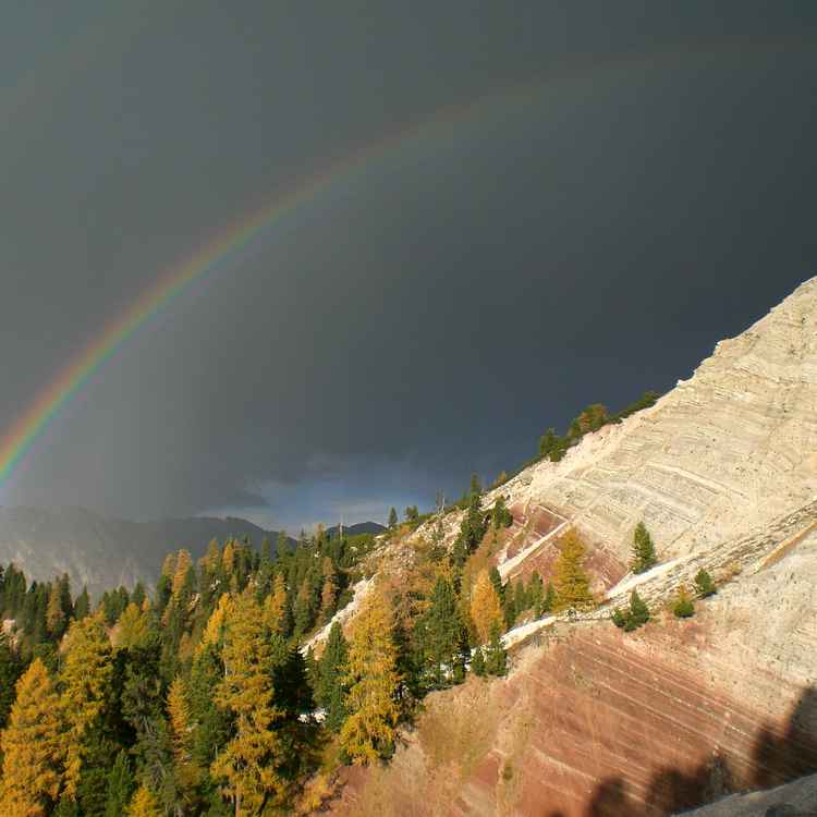 regenbogen in den dolomiten