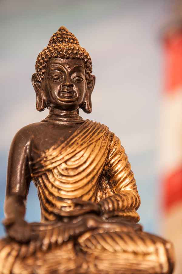 Buddha mit Leuchtturm im Hintergrund