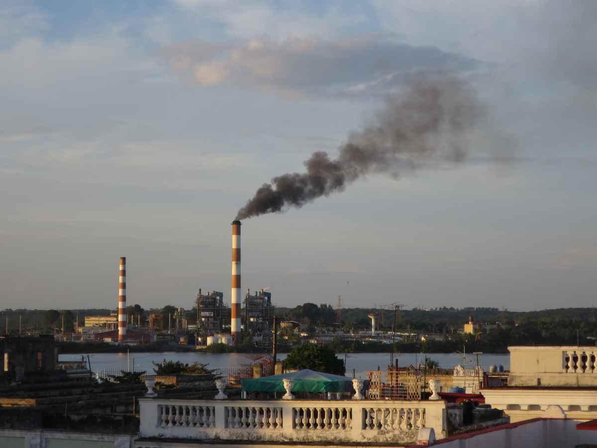 Rauchender Kraftwerkschornstein in Cienfuegos