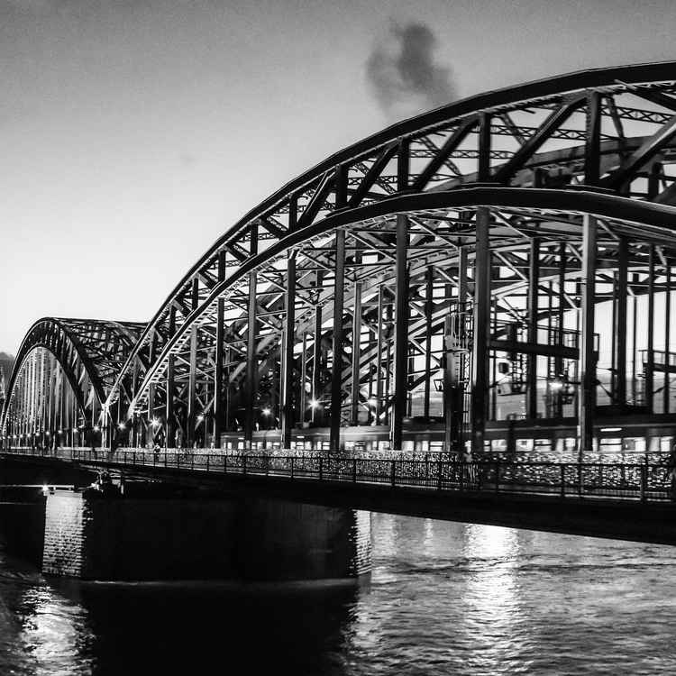 Hohenzollernbrücke Köln mit Dom bei Nacht (Panorama)