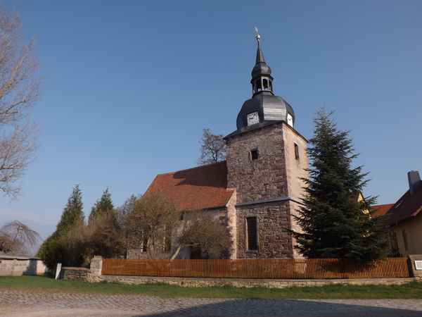Kleine Kirche in der Morgensonne