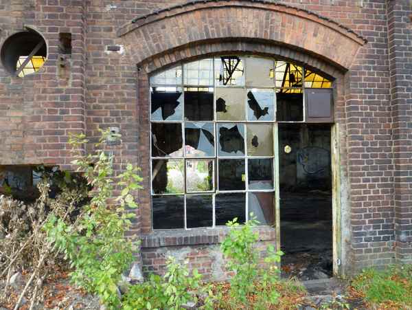 Kaputte Fenster in einer alten Halle